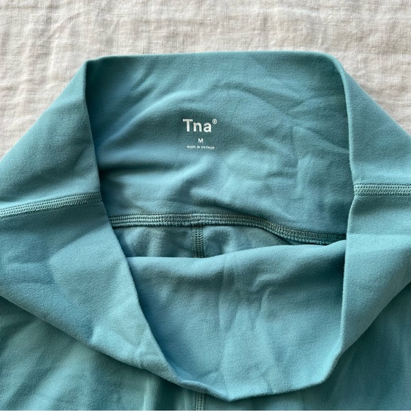 Aritzia TNABUTTER Atmosphere Hi-Rise 7/8 Legging in Yucca Green - Picture 4 of 6